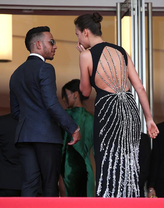 伊莲娜有些尴尬，汉密尔顿在旁打气