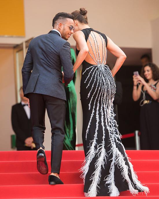 面对这样的娱乐场合，汉密尔顿轻松自如