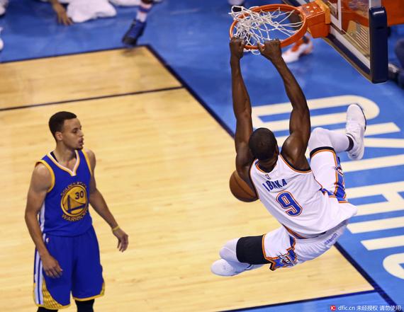 雷霆半场轰72分!领先勇士25分