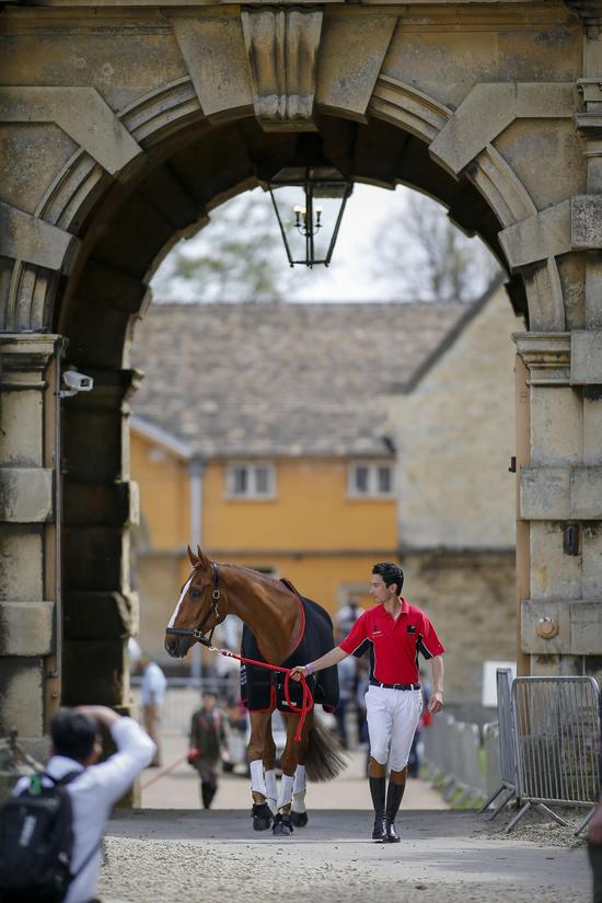 华天与战马“派大星”参加伯明顿宫大赛，从毕福德公爵老马房中走出  摄影：夏原浦