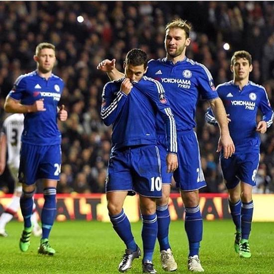 阿扎尔亲吻切尔西队徽