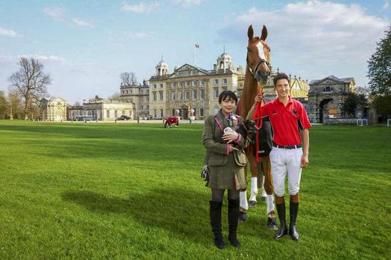 华天，中国奥运马主曲烨，战马“派大星”，参加2016年伯明顿宫大赛之前，在毕福德公爵府上伯明顿庄园拍照 摄影：夏原浦