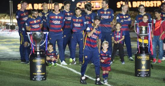 内马尔亲承留队