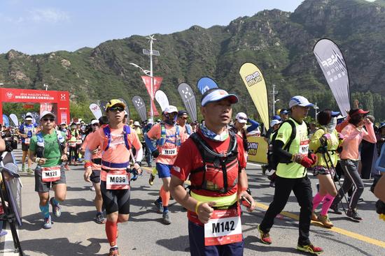 奔跑青山绿水中。