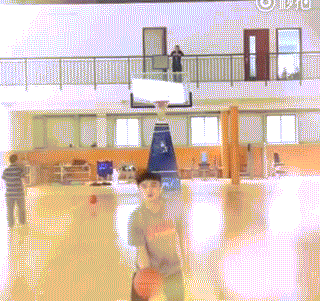 罗汉琛投进球后献上诙谐舞步