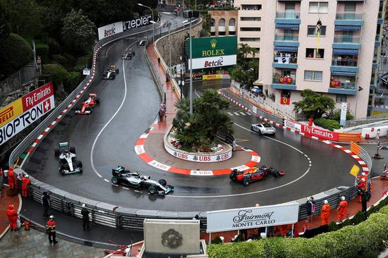 比赛在安全车带领下发车