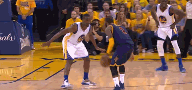 动图-欧文单突巴恩斯吃瘪 惨遭追帽篮球卡筐上