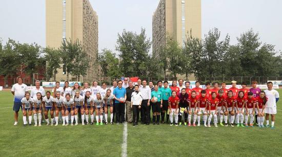 图四：中美大学生女子足球队员与领导、嘉宾合影