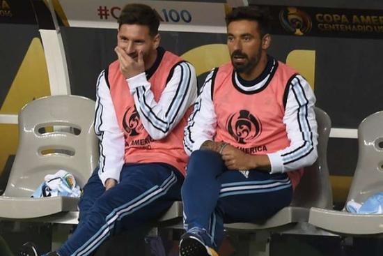 与智利一战，板凳上的梅西与拉维奇有说有笑