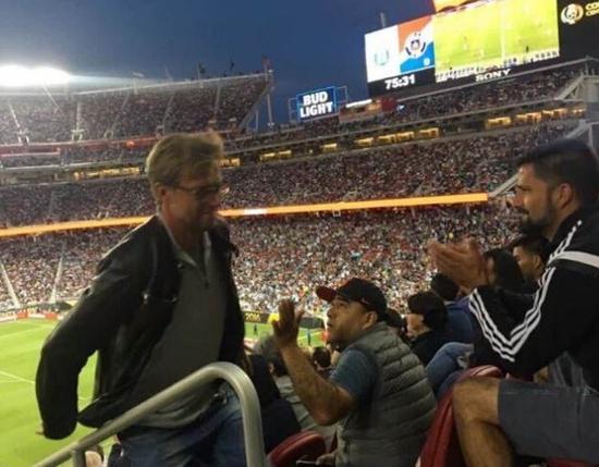 伊瓜因下场之后，克洛普也离开了看台