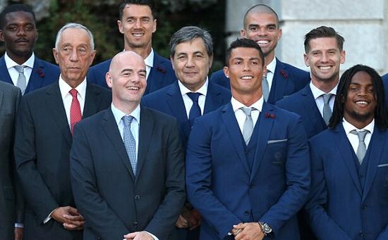 与FIFA主席因凡蒂诺合影