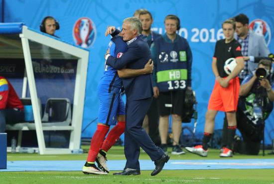 绝杀后，帕耶与主教练德尚拥抱