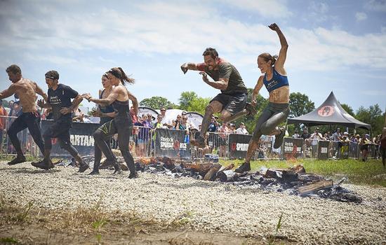 NBC热播剧《胜利之光》主创重聚挑战斯巴达