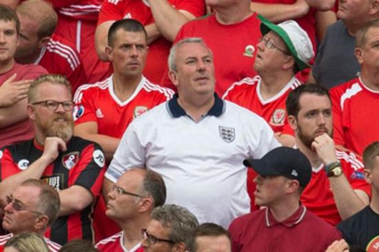 问题来了，左边那位身穿伯恩茅斯球衣的球迷是威尔士还是英格兰球迷？