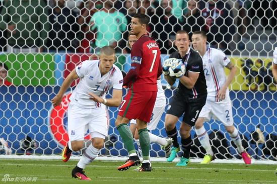 对阵冰岛，C罗狂射11脚，却带不来一场胜利