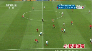 gif-伊尔马兹铁砂掌推倒布教授 主裁判黄牌警告