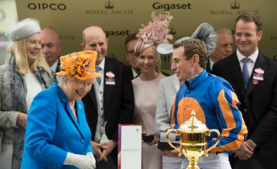 ▲图/Racing Post,而女王今天的服饰+帽子搭配与骑师的彩衣惊人的一致