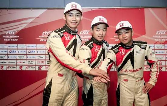 超级杯1.6T组东风本田车队的谢欣哲、邹思锐和何伟权三位车手包揽前三