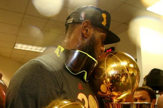 詹姆斯深情一吻