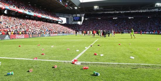 愤怒的瑞士队球迷们将水杯、瓶子掷进了场内