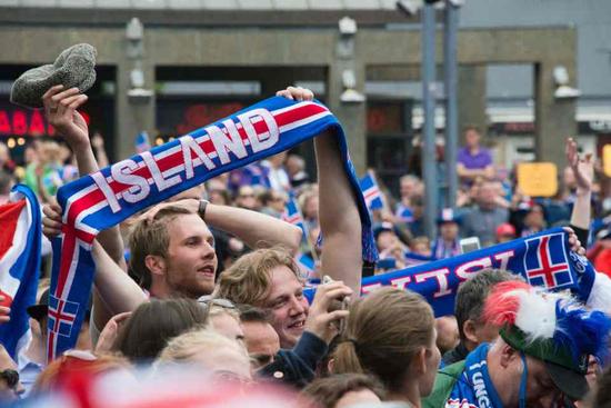 冰岛队球迷对自家球队给予了巨大的支持