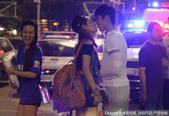 娇妻热吻抚慰