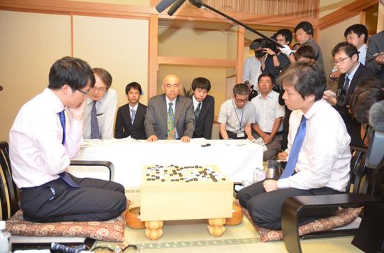 井山裕太连续从高尾绅路身上拿分