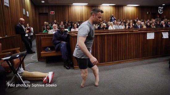 吉鲁单刀已被玩坏!太太太慢了 龟速被黑惨(gif)