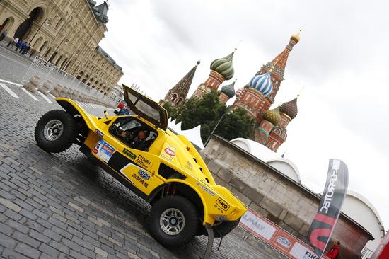 韩魏驾驶赛车驶过红场