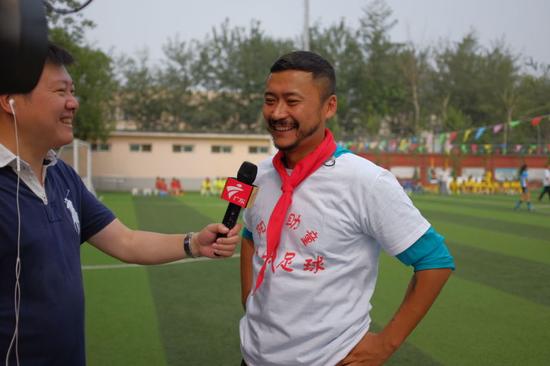 高雷雷与央视名嘴赴打工子弟学校 举办快乐足球活动_其他_新浪竞技风暴_新浪网