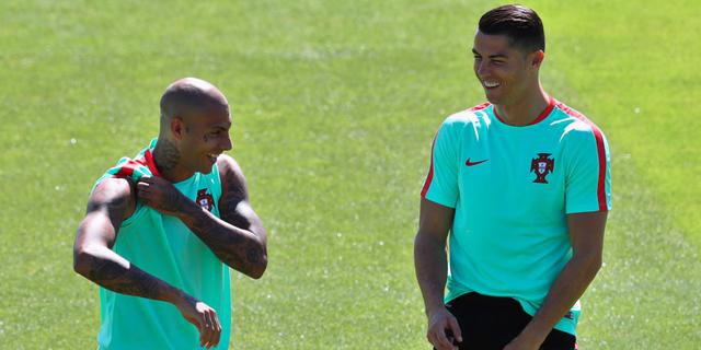 葡萄牙备战决赛 C罗和队友比肌肉