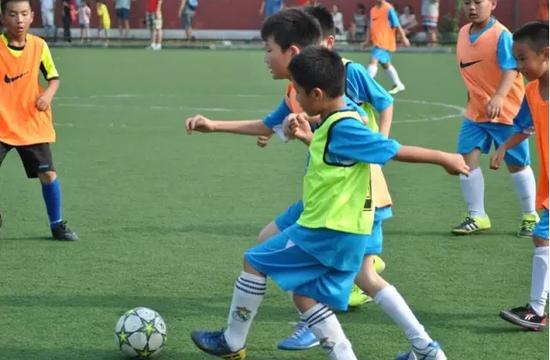 首届爸爸足球赛落幕 这个暑假阳光三高有点忙