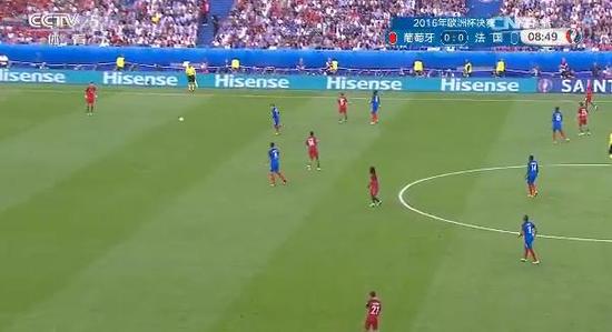 开场，法国队逼抢很凶