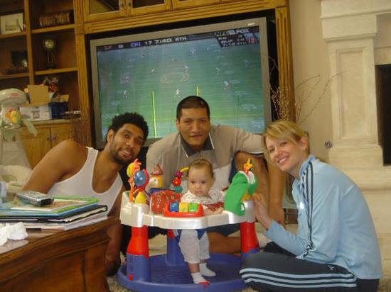 两人不仅在球队中关系融洽，邓肯还曾邀请巴特尔到家中做客。