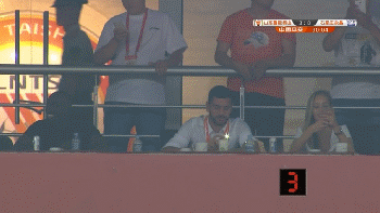 佩莱看台打开手电筒