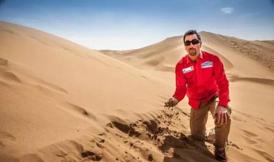 吕克·阿尔方中国沙漠堪路时滑沙图片