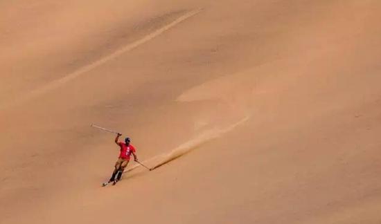 吕克·阿尔方中国沙漠堪路时滑沙图片