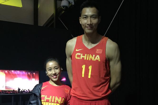 吉克隽逸助威中国男篮 奥运战服加身
