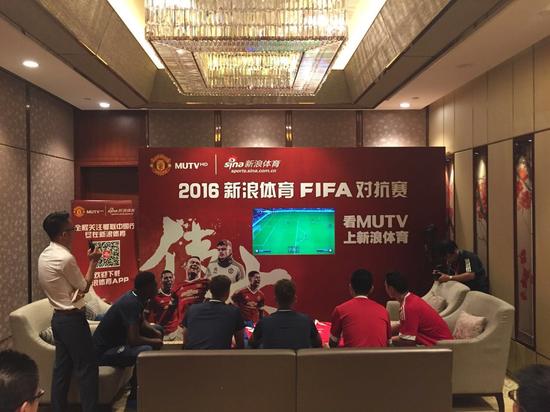 贾努扎伊领衔曼联战队