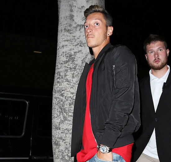 厄齐尔一身黑衣