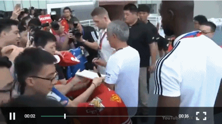 穆帅拒绝了这名球迷的请求