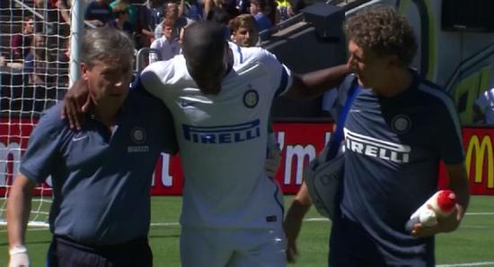 孔多比亚被搀扶离场