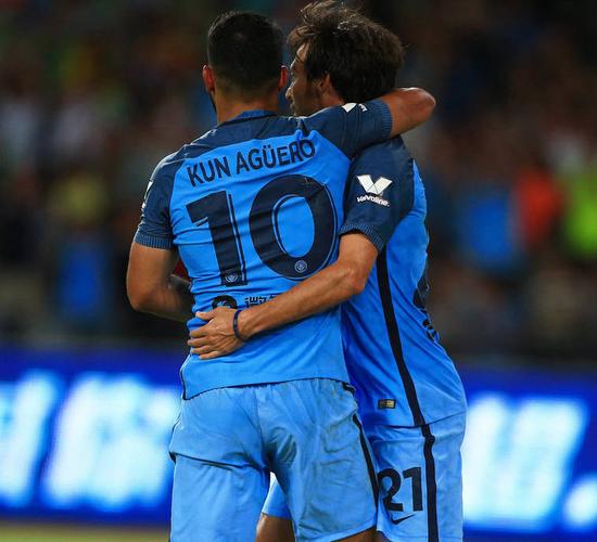 阿圭罗与席尔瓦庆祝