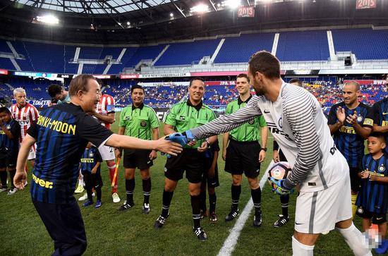 潘基文帮助开球