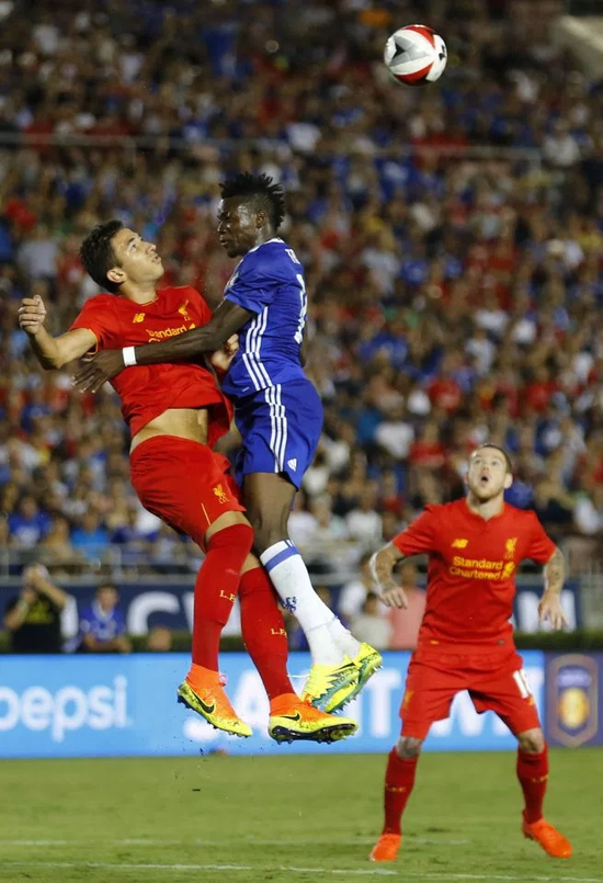 格鲁伊奇争高球撞倒头部