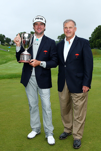 巴巴与旅行者首席执行官安迪-贝赛特（Andy Bessette）（右）合影（资料图）