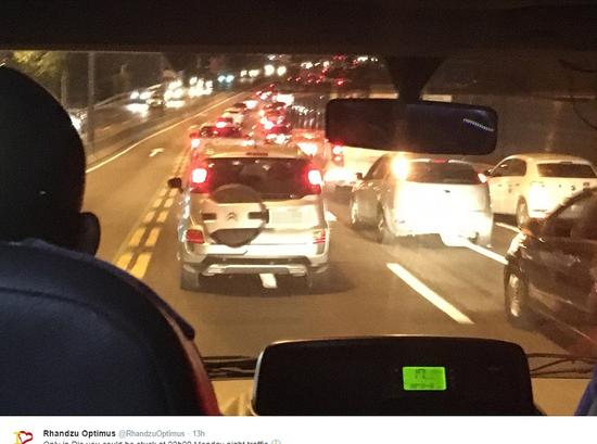 周一晚上10点的里约交通