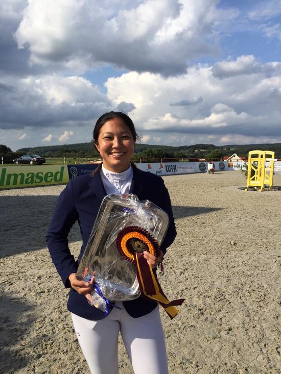 汪亦岫手握奖牌 来源： Harry Lu