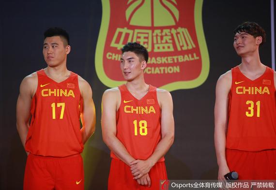 贾诚(左一)与可兰白克(左二)已启程回国