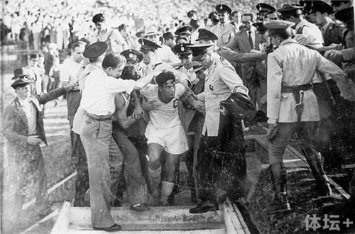 1950世界杯输掉最终决战后，巴西国脚需在警察保护下才能顺利离场。